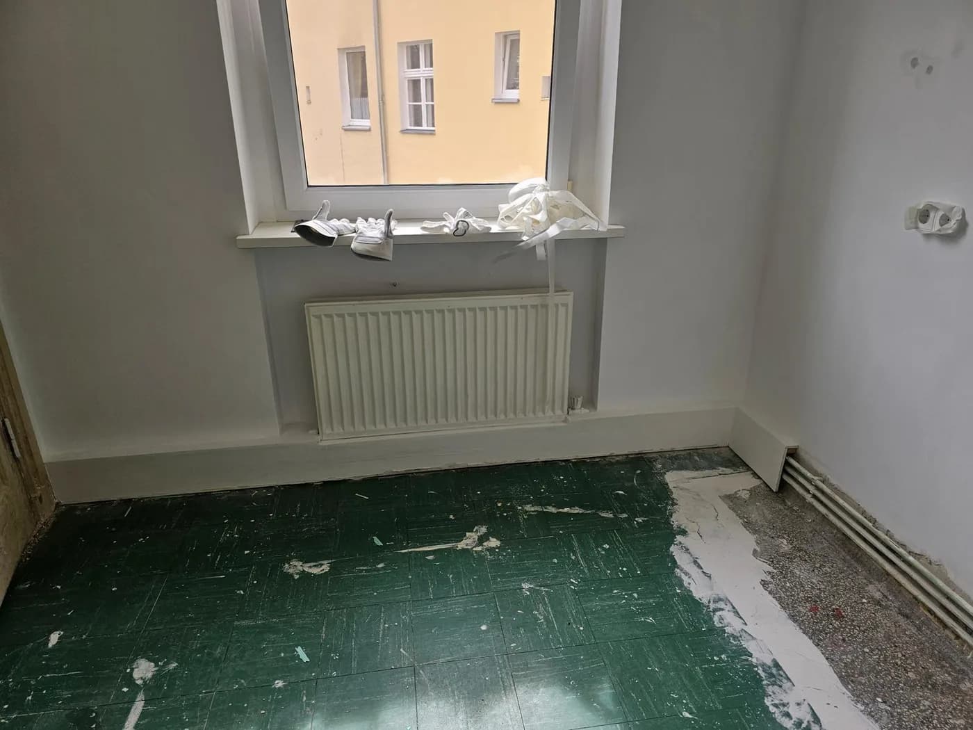 Raum mit altem PVC-Boden vor der Untersuchung