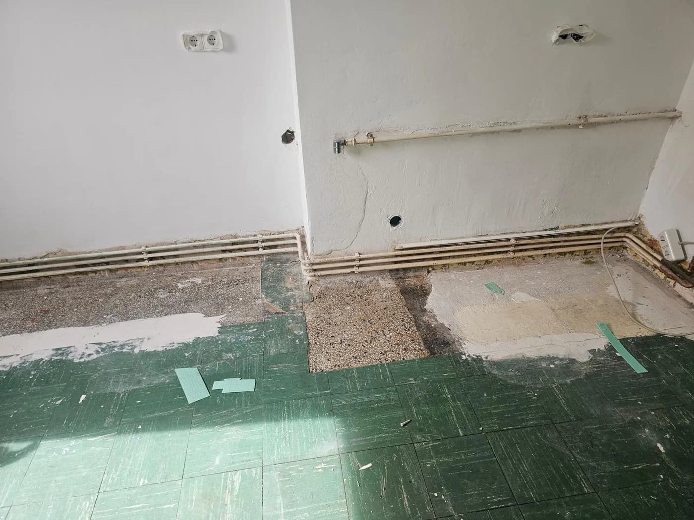 Freigelegter Estrich mit Kleberesten