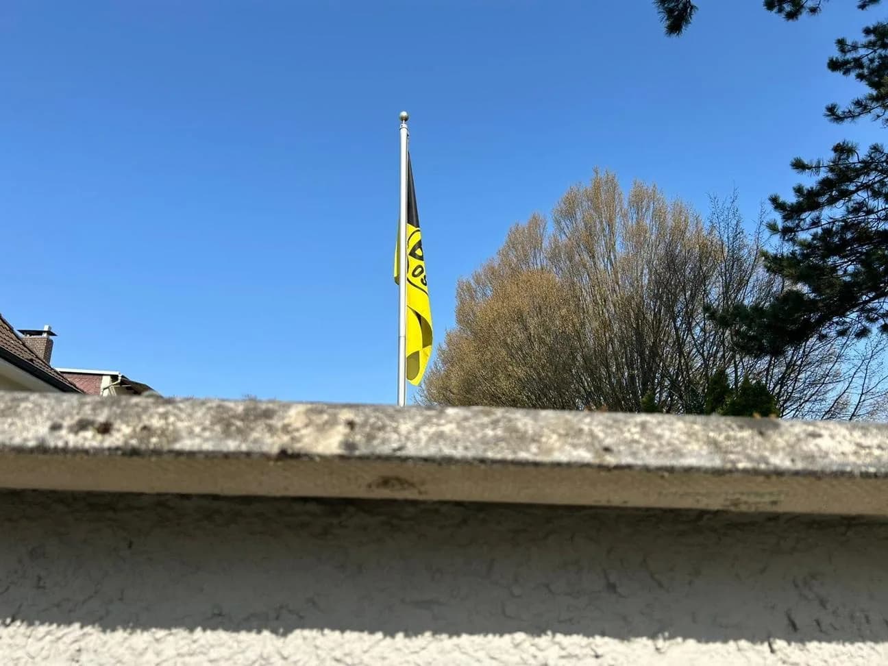 Faserzement-Dachkante gegen den Himmel