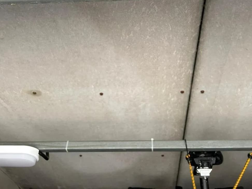 Plattenstoß an einer Deckenverkleidung