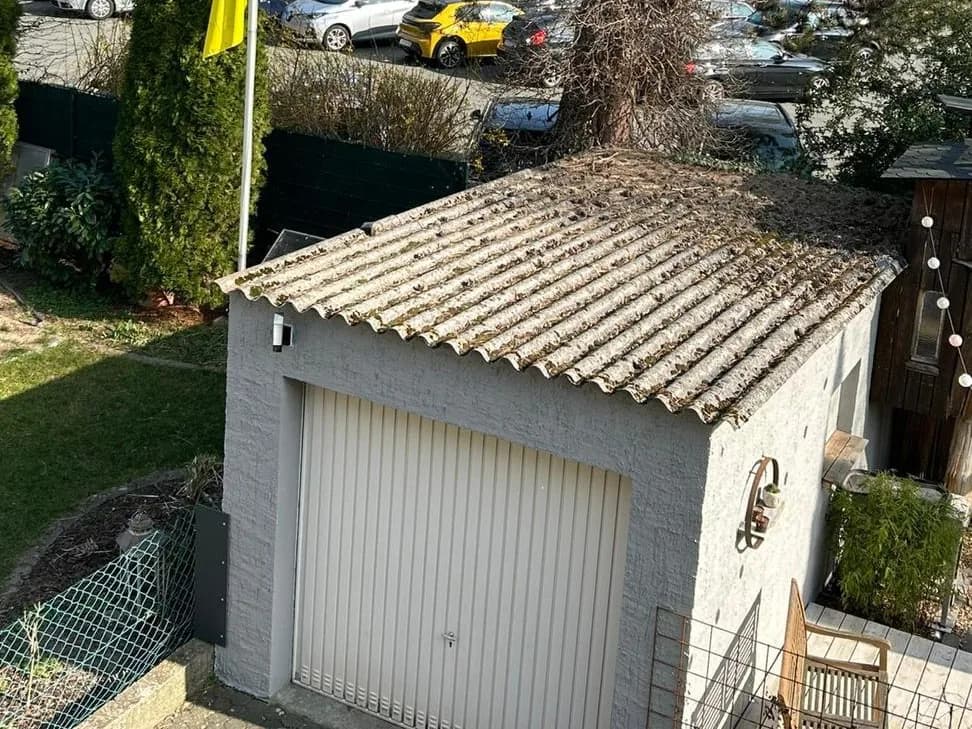 Wellplattendach über einer Garagenzeile
