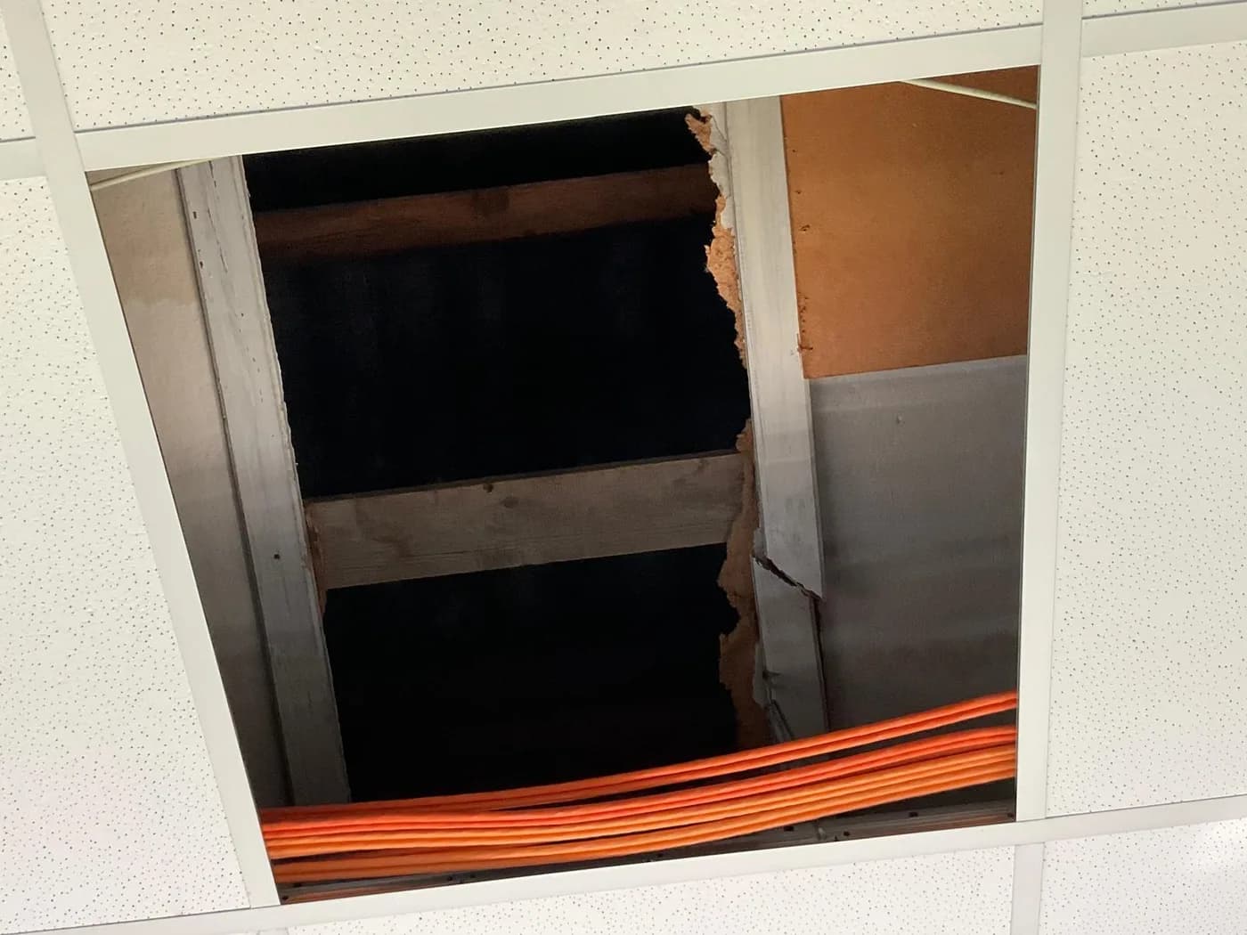 Bauteilöffnung in einer Wand mit Leerrohren