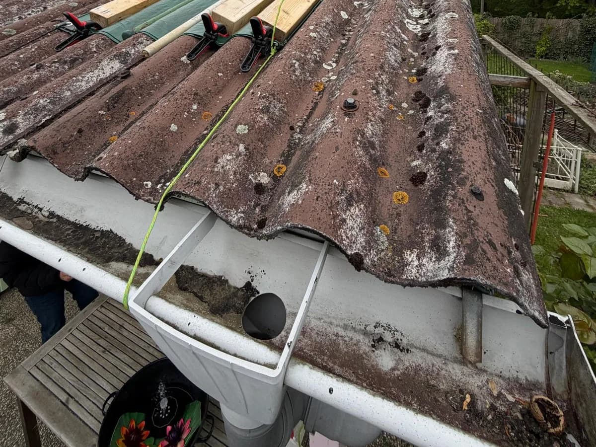 Wellplattendach mit Holzlatten gesichert