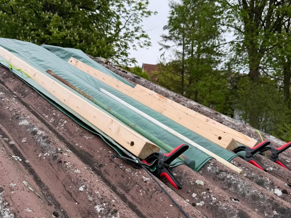 Gesichertes Wellplattendach mit Plane und Latten