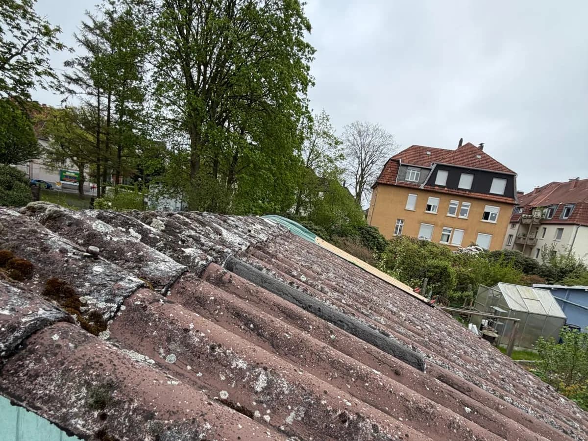 Wellplattendach an einem Wohngebäude in OWL
