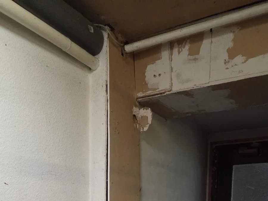 Flur mit verkleideter Vorwand und Heizkörper