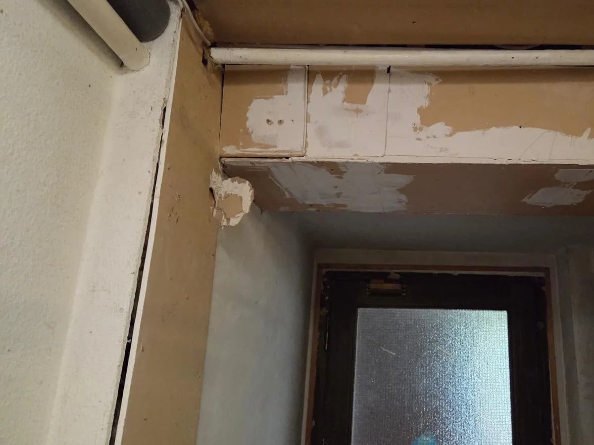 Verkleideter Deckenkasten über einer Tür