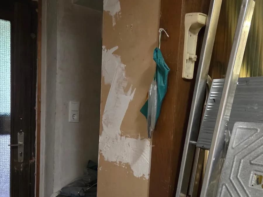 Gespachtelte Trockenbau-Verkleidung neben einer Leiter