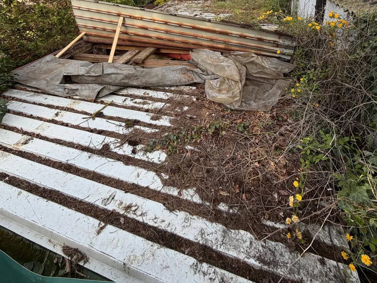 Abgedecktes Wellplattendach mit Planen