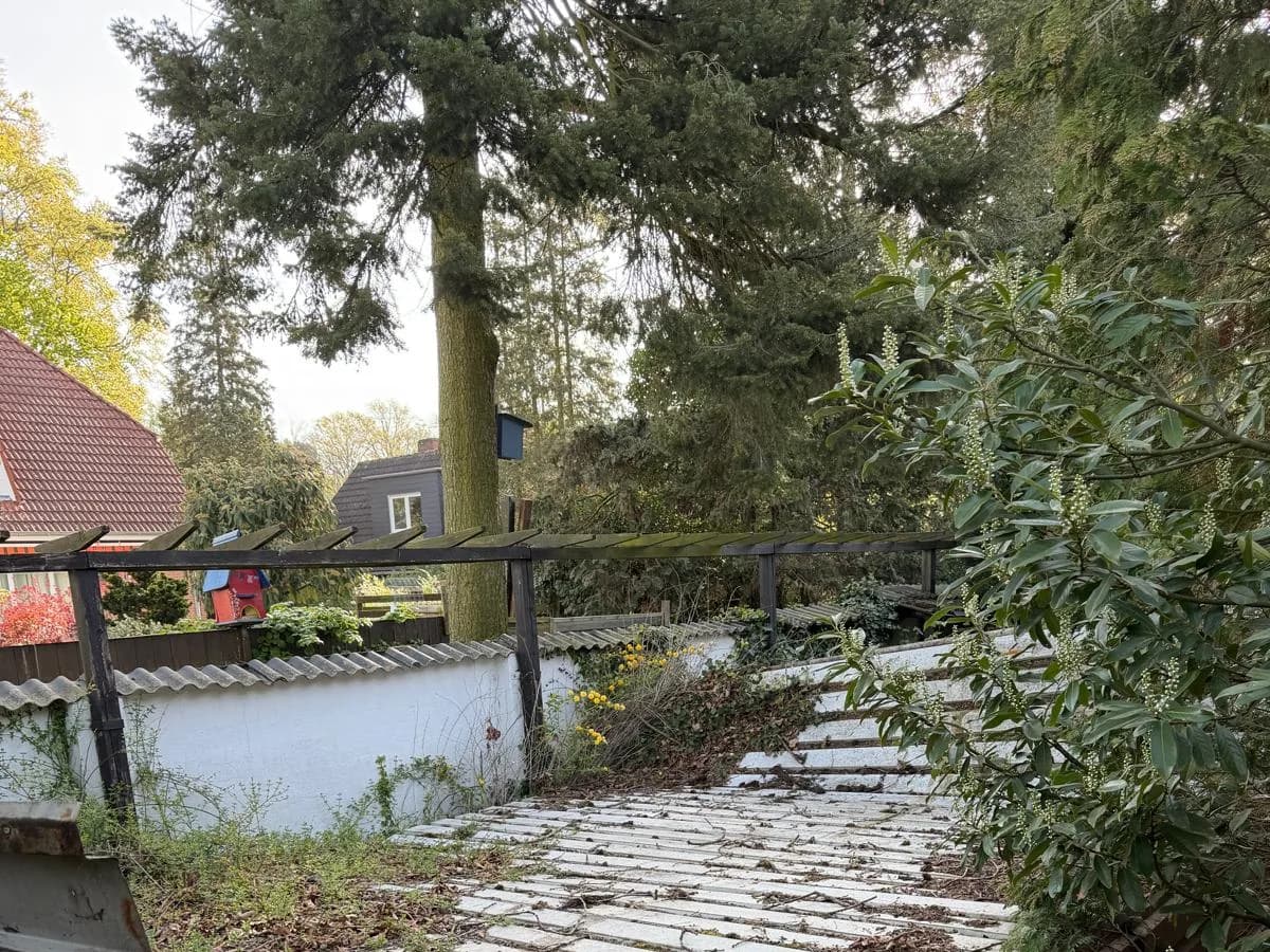 Wellplattendach über einem Gartenbereich