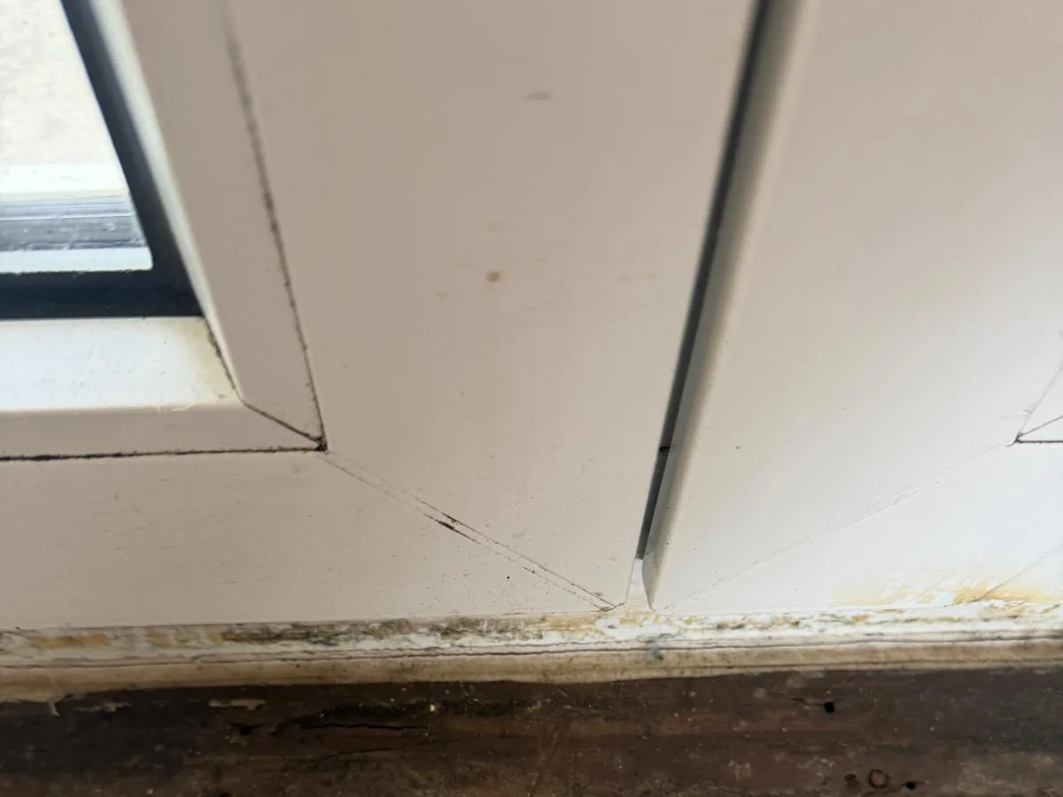 Feuchter Bodenaufbau am Fensteranschluss