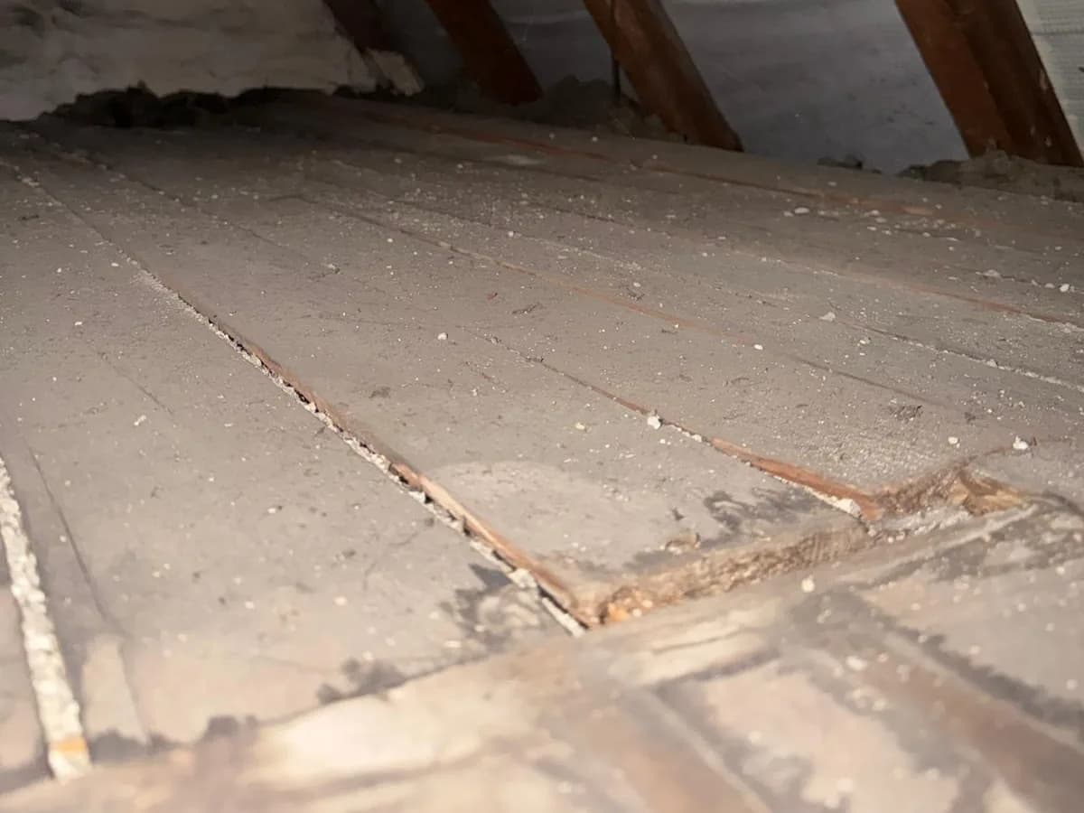Dachboden mit alter Dämmung und Dielen
