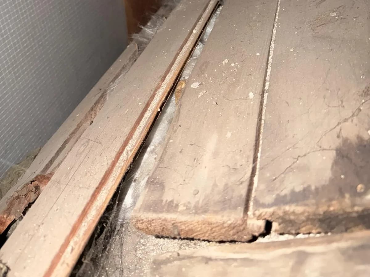 Dämmung zwischen den Dielen eines Dachbodens