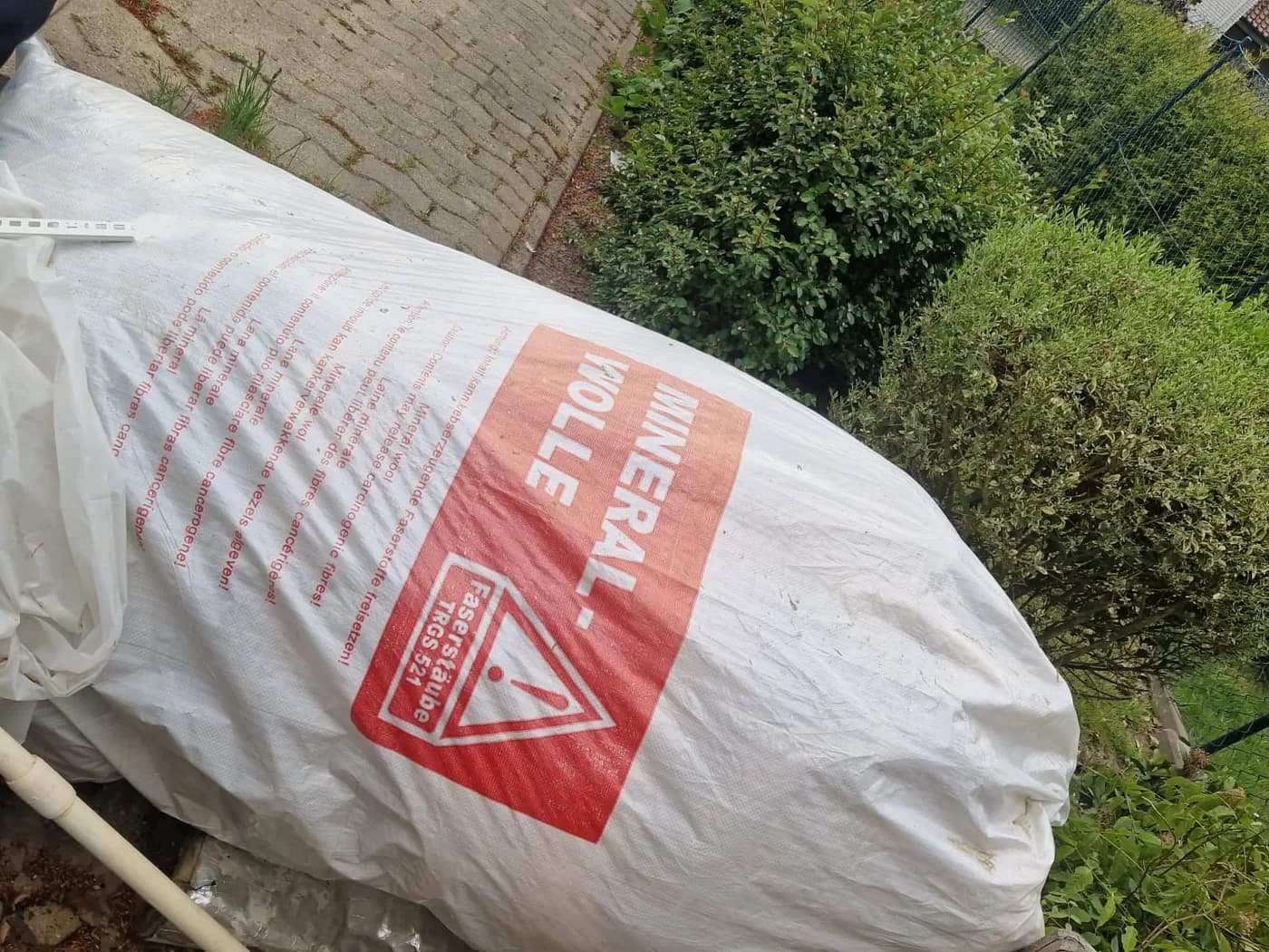 Big Bag mit Mineralwolle und Faserstaub-Warnhinweis