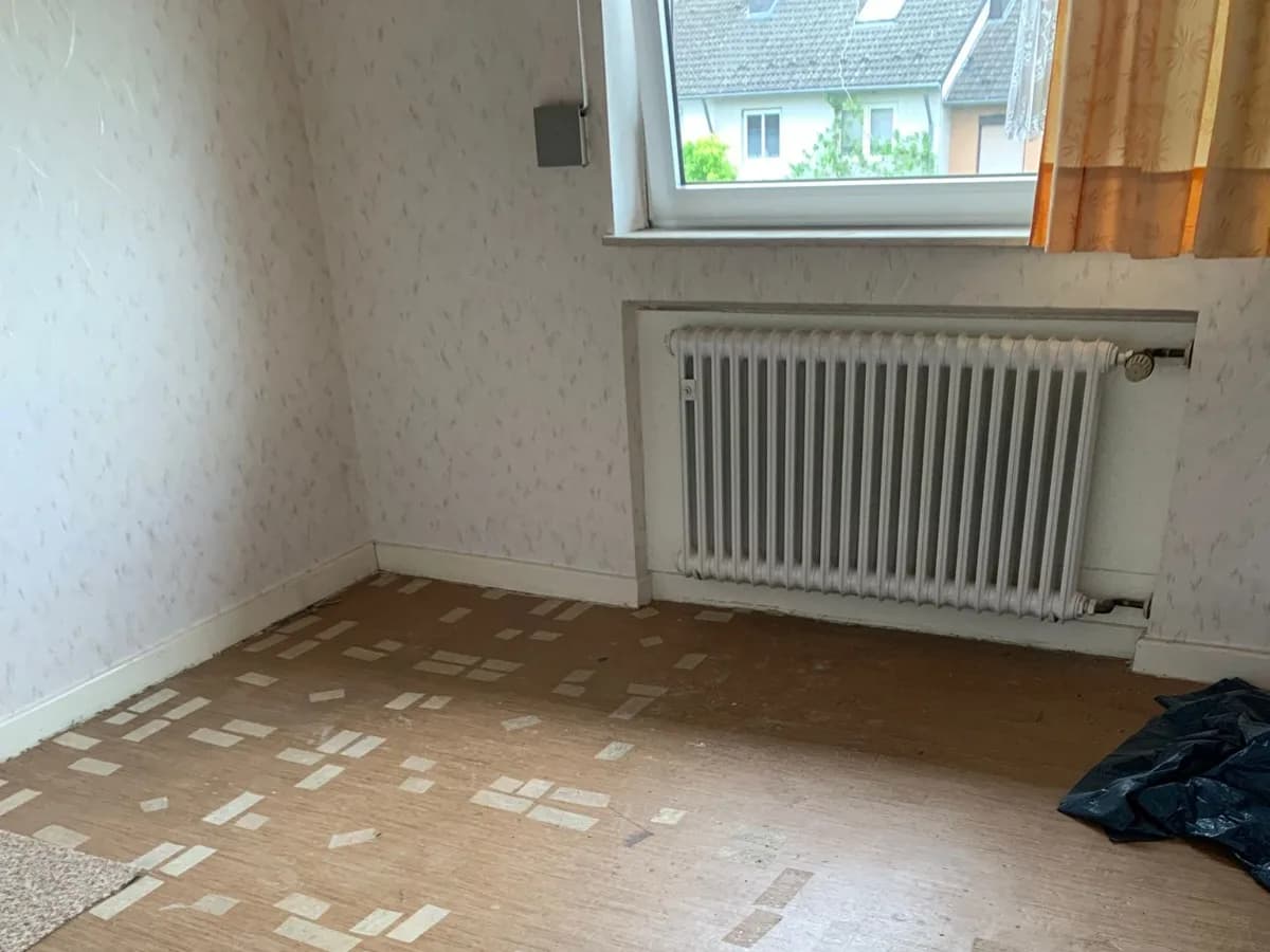 Reste von Floor-Flex-Platten auf dem Estrich