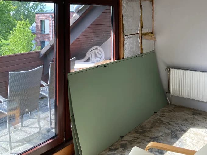 Dachschräge mit freigelegter Dämmung im Wohnraum
