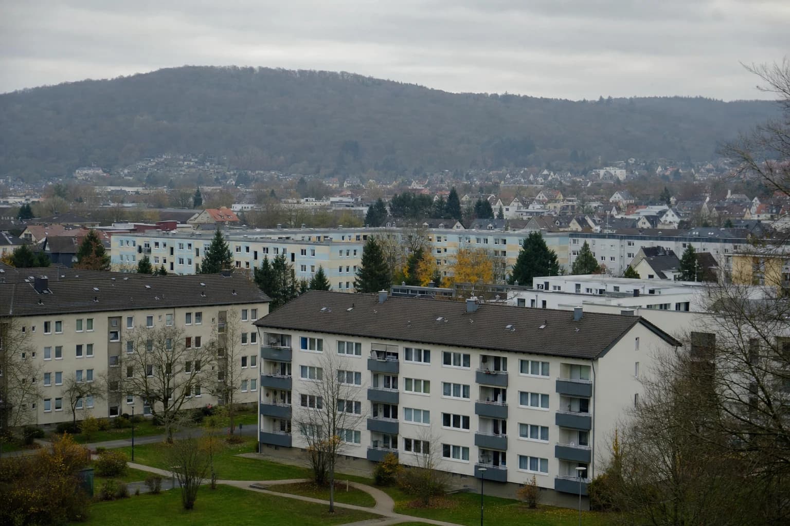 Asbest-Gutachter bei der Begehung eines Wohngebäudes in Bielefeld vor der Sparrenburg
