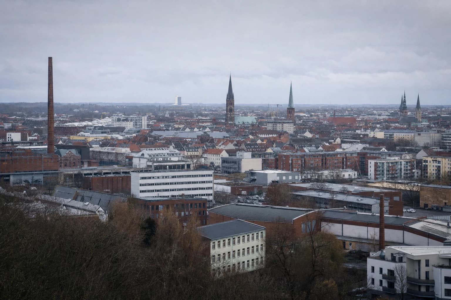Asbest-Gutachter bei der Begehung eines Wiederaufbau-Gebäudes in Osnabrück